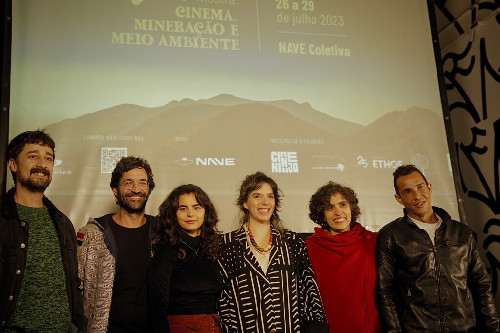 Os produtores do filme "O Lugas Mais Seguro do Mundo" se juntam à ativista Júlia Neiva e ao protagonista Marlon Silva em uma foto durante a Mostra Cinema, Mineração e Meio Ambiente.